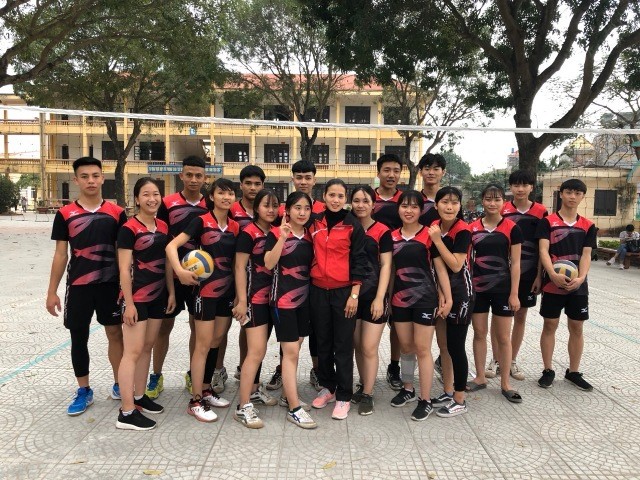 Cô giáo Đồng Thị Minh Thơ và các học sinh trong đội tuyển bóng chuyền