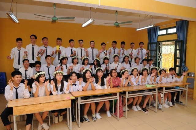 Cô Nhung (hàng 1, ngồi giữa) luôn thân thiện với học trò và mang đến nhiều niềm vui cho lớp học. Ảnh: Nhân vật cung cấp