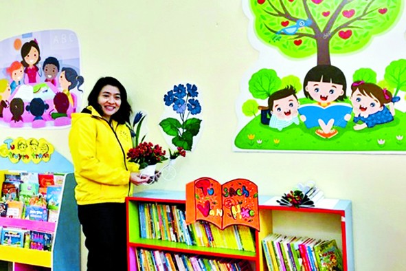 Cô Nguyễn Thị Bình Minh xây dựng tủ sách cho học sinh