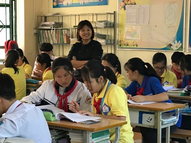 Cô giáo Trần Thị Thanh Thùy cùng HS trong giờ học tiếng Anh. Ảnh: NVCC