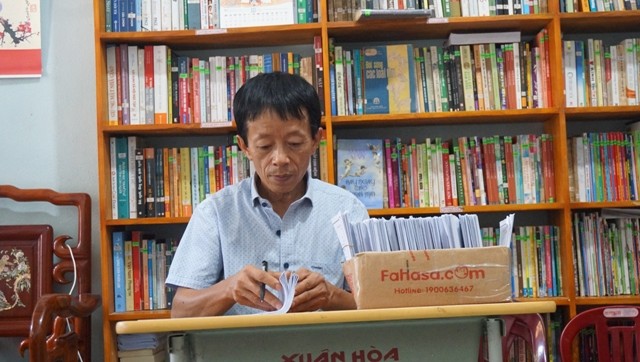 Thầy Bùi Văn Đông tại thư viện gia đình 