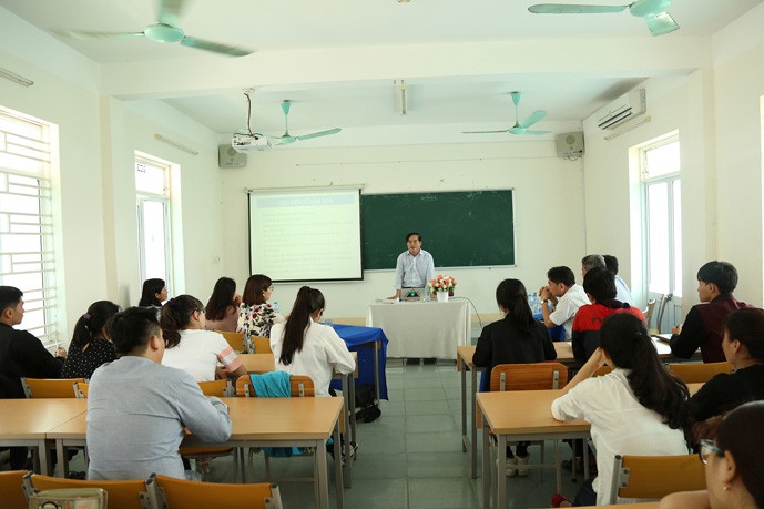 Một buổi sinh hoạt Nhóm đọc của khoa Quản trị kinh doanh, Trường ĐH Kinh tế, ĐH Đà Nẵng. 
