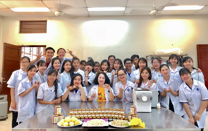 PGS.TS Nguyễn Minh Thủy (hàng đầu thứ 5 từ phải sang) cùng sinh viên. Ảnh: NVCC