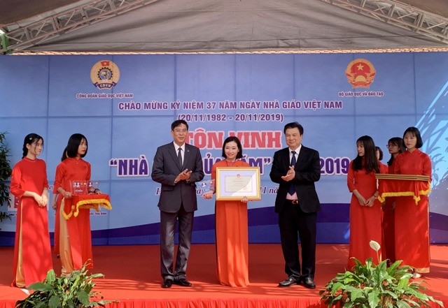 Cô Vũ Bình Phương nhận giải thưởng nhà giáo của năm 2019