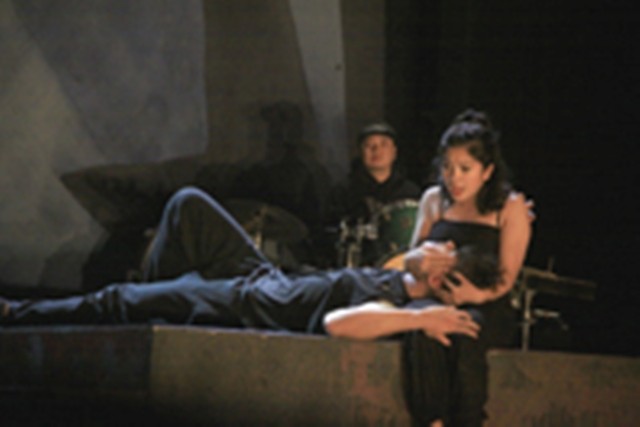 Chàng Romeo và nàng Juliet luôn mạnh mẽ khi vươn tới tình yêu trong phiên bản vở kịch “Romeo và Juliet 2019” của Nhà hát Tuổi trẻ. Ảnh: Bình Thanh.