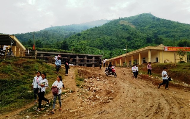 Giờ tan trường của học sinh Trường THCS Mường Chanh (Mường Lát, Thanh Hóa).