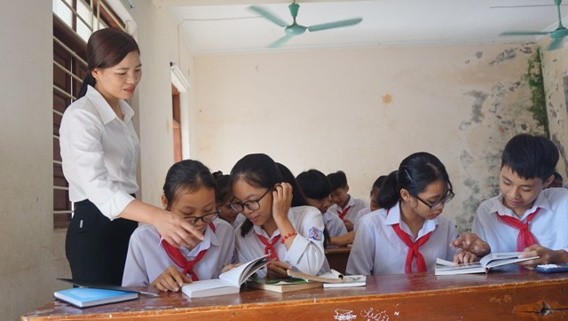 Cô giáo Lê Thị Hải cùng HS trao đổi về nội dung cuốn sách (ảnh Trịnh Huyền)