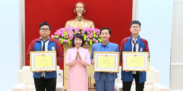 Phó Chủ tịch UBND tỉnh trao Bằng khen cho thầy hướng dẫn và 2 học sinh