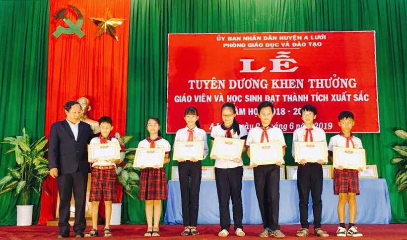 Tổng kết, tuyên dương khen thưởng giáo viên, học sinh đạt thành tích xuất sắc năm học 2018 – 2019 tại huyện A Lưới, tỉnh Thừa Thiên - Huế. Ảnh: IT