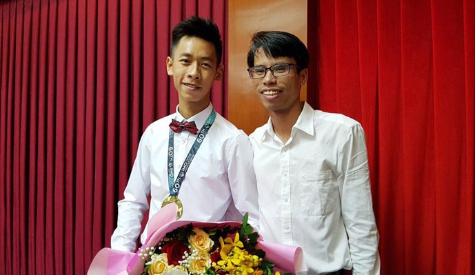 Thầy Lê Đức Thịnh và HS Nguyễn Thuận Hưng trong dịp nhận khen thưởng của thành phố Hải Phòng.