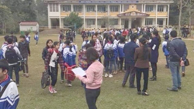 GV, HS Trường THCS Đình Phong (huyện Trùng Khánh, Cao Bằng) đổ ra sân trường sau động đất. Ảnh: IT.