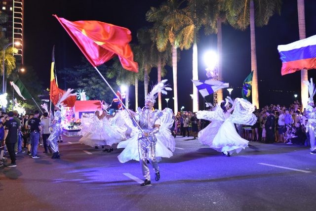 Đường phố Đà Nẵng ngập tràn sự giao thoa văn hóa trong các lễ hội du lịch.