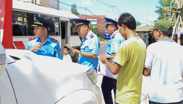 Kiểm tra tình trạng xe và hoạt động đưa đón tại Trường Tiểu học Phan Bội Châu ngày 27/11. 	Ảnh: Tuấn Anh