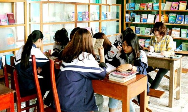 Học sinh và GV Trường THCS Hải Lý cùng đọc sách trong thư viện trường 