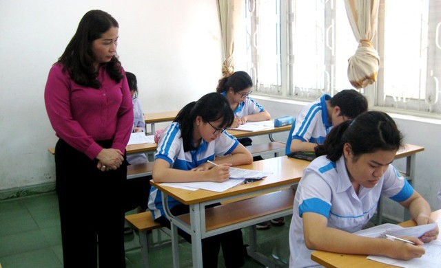 NGƯT Vũ Liên Oanh kiểm tra công tác đổi mới thi kiểm tra tại Trường THPT Hoàng Quốc Việt.