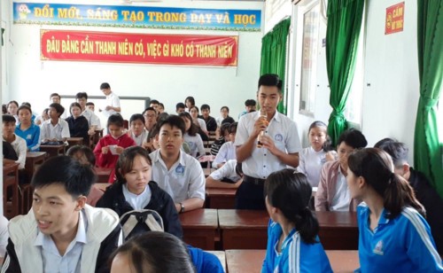 Các em học sinh phát biểu ý kiến tại buổi đối thoại với lãnh đạo Trường THPT Lai Vung 1 (Đồng Tháp). Ảnh: C. Chánh