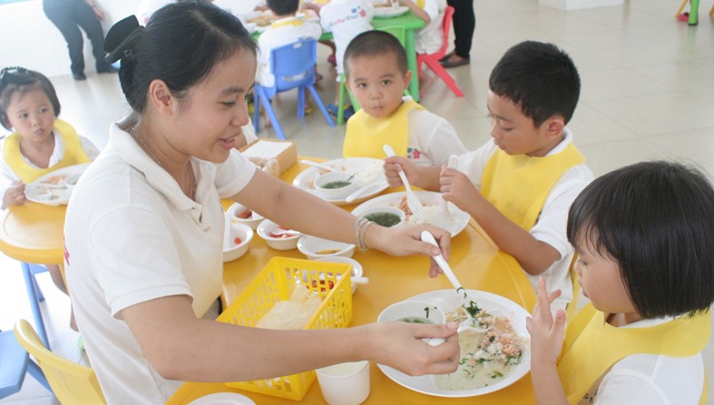 Nhân viên nấu ăn chuẩn bị bữa trưa cho HS Trường TH Võ Trường Toản, quận Ninh Kiều (TP Cần Thơ)