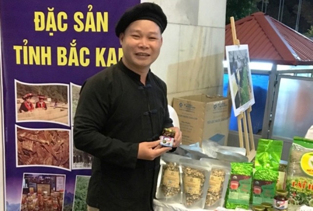 Anh Hoàng Văn Luân bên sản phẩm từ cây cà gai leo. Ảnh: NVCC