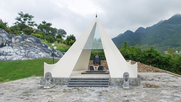 Đài tưởng niệm Trung đoàn 52 Tây Tiến trên đồi Nà Bó.