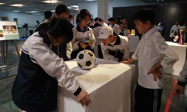 Quả bóng của bé Bùi Đức Huy thu hút sự quan tâm của các em học sinh khi đến tham quan triển lãm được mở tại Bảo tàng Hà Nội. Ảnh: T.G.