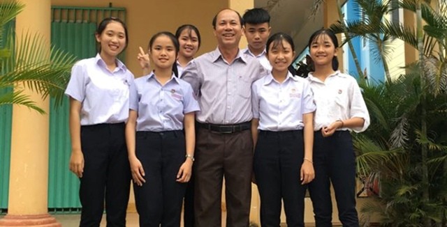 Thầy Nguyễn Đức Nhuận với học sinh