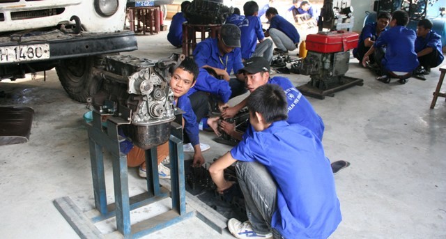 Một lớp đào tạo nghề công nghệ ô tô cho LĐNT ở Nghệ An