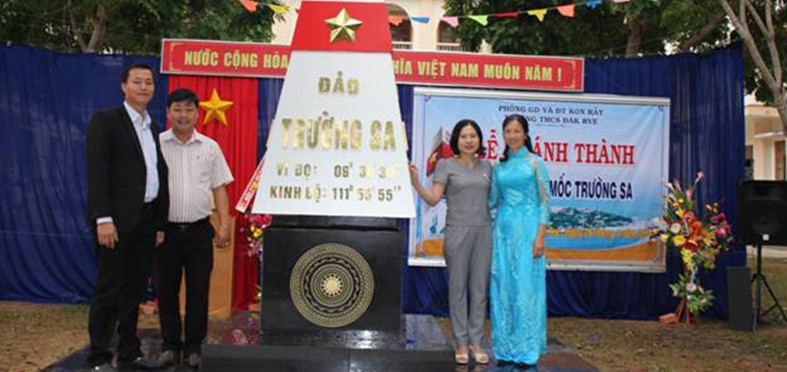 Thầy Dương Văn Vấn (đứng đầu tiên bên trái) cùng Ban giám hiệu nhà trường trong lễ khánh thành mô hình “Cột mốc Trường Sa” tại Trường THCS ĐăkRve, huyện Kon Rẫy. Ảnh: NVCC
