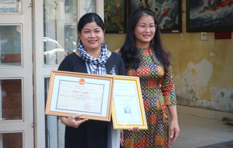 Tác giả Võ Thị Xuân Ca (bên phải) nhận Bằng chứng nhận đoạt giải I và Bằng khen của UBND TP Cần Thơ