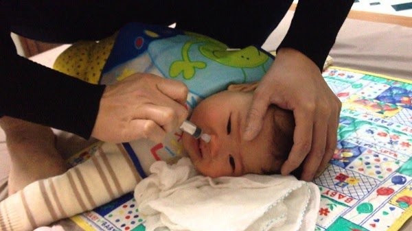 6 điều cha mẹ tuyệt đối không được làm khi trẻ sơ sinh bị nghẹt mũi