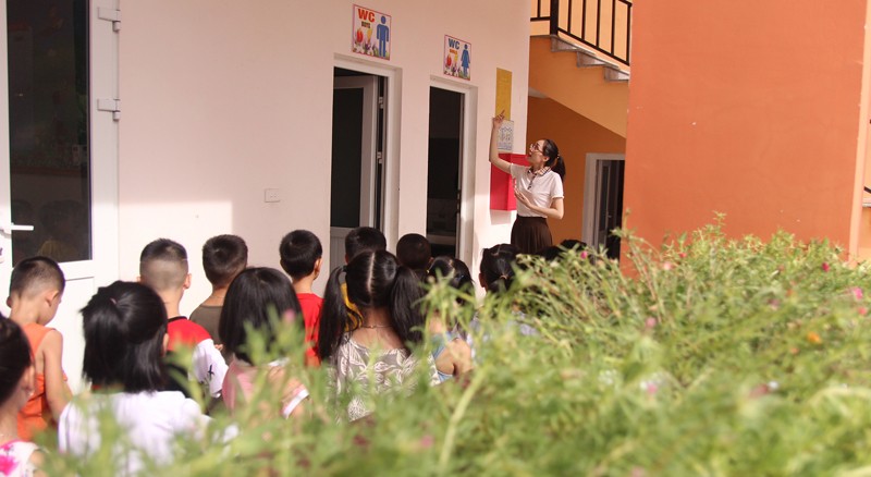 Vụ học sinh  lớp 4 ở lại nhà vệ sinh tại Nghệ An: Cô - trò đều thiếu kỹ năng