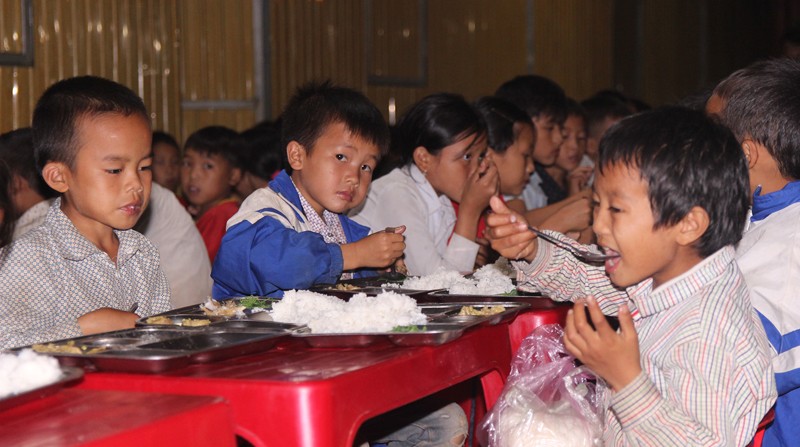 Nghệ An: 100 tấn gạo đến với học sinh vùng khó