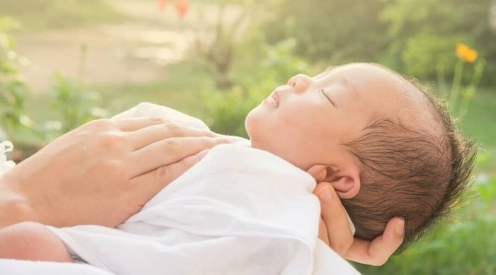 3 tác hại khôn lường nếu tắm nắng cho trẻ sơ sinh sai cách