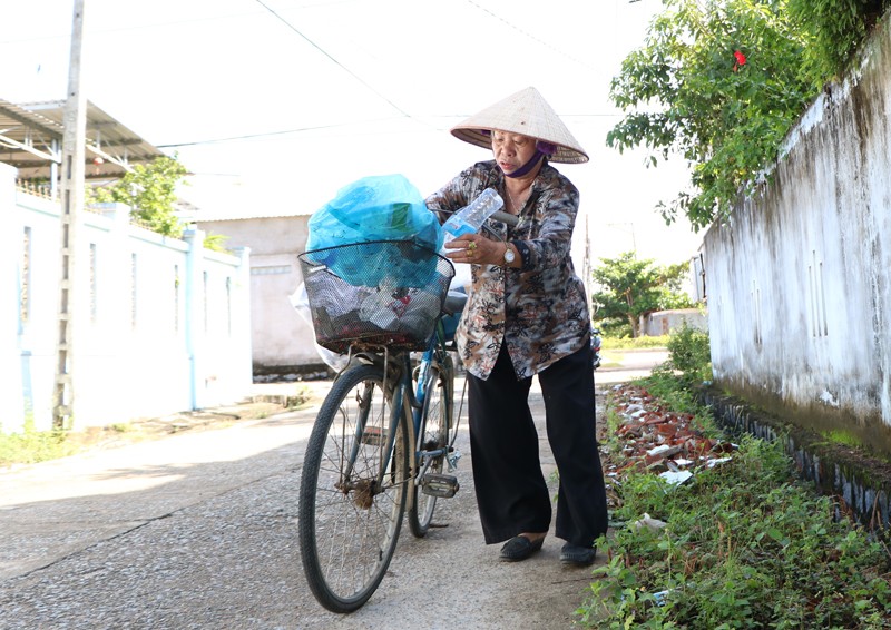 Cụ bà 76 tuổi lượm ve chai giúp đỡ học sinh nghèo