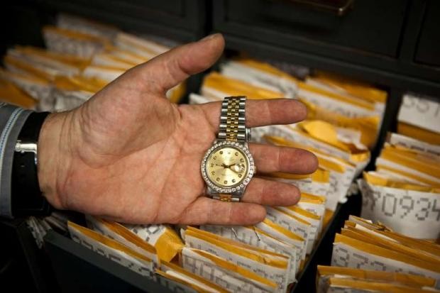 Đem bán đấu giá chiếc đồng hồ lâu năm không dùng, té ngửa khi biết giá trị thật của nó