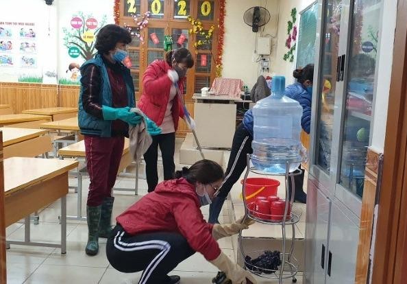 Hải Phòng: Giáo viên "vào vai" lao công khử khuẩn trường học