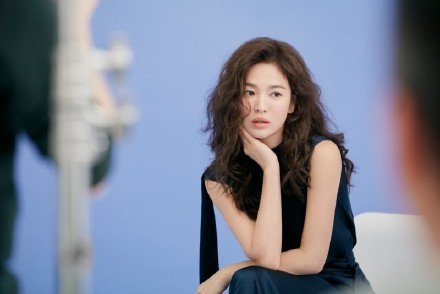 Song Hye Kyo tóc xù xinh đẹp ngất ngây trong loạt ảnh ngày Valentine