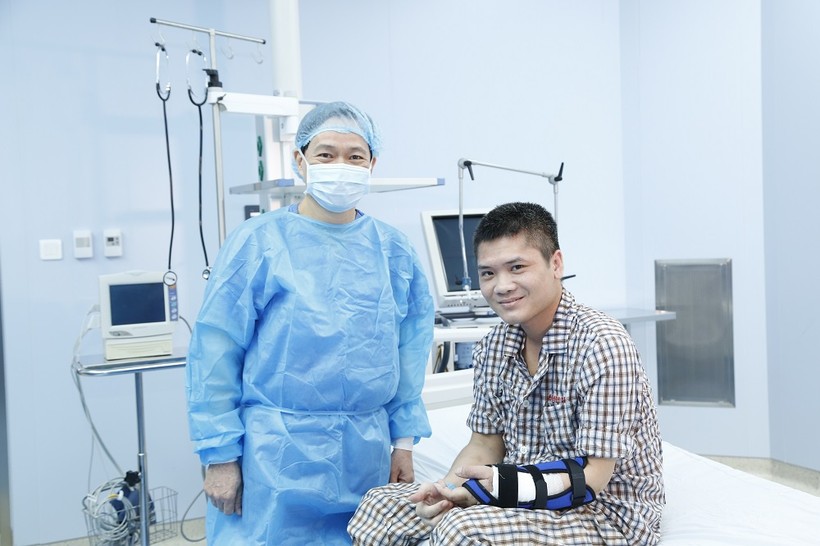 Ca ghép tay đầu tiên trên thế giới được bác sĩ Việt thực hiện thế nào?