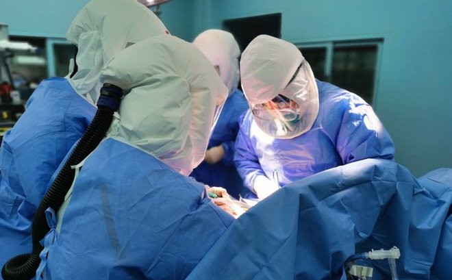 Ca ghép phổi đầy kịch tính cho bệnh nhân Covid-19: Bác sĩ thất kinh khi vừa mở lồng ngực