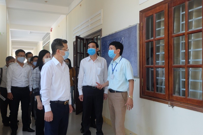 Thầy Nguyễn Văn Đông (thứ nhất, từ phải sang) – Trưởng điểm thi Trường THPT Võ Chí Công báo cáo với đoàn kiểm tra.