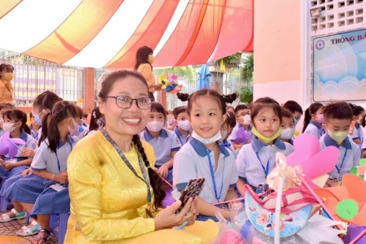 Niềm vui và sự hân hoan của cô và trò Trường Tiểu học Trần Hưng Đạo, Quận 1, TPHCM trong ngày khai trường.