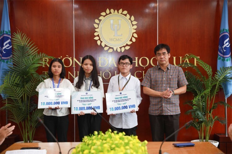 TS Lê Trường Sơn - Phó Hiệu trưởng Trường ĐH Luật TPHCM trao học bổng hỗ trợ sinh viên bị ảnh hưởng vì dịch Covid-19.