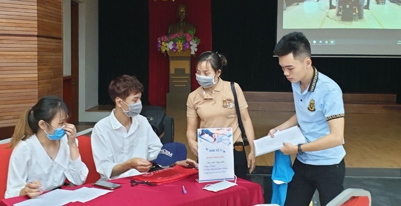 Lưu Đắc Đài làm thủ tục nhập học và nhận đồng phục sinh viên. 