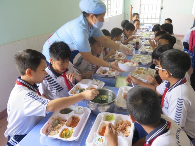 Bữa ăn bán trú của học sinh tiểu học tại TPHCM. Ảnh minh hoạ
