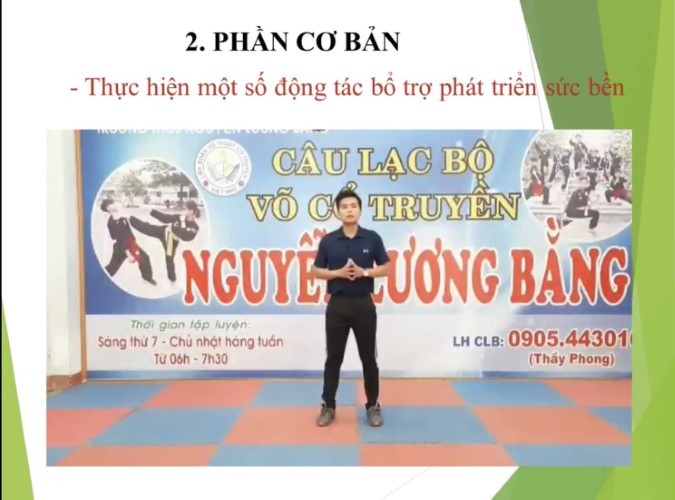 GV thể dục Trường THCS Nguyễn Lương Bằng (quận Liên Chiểu) thực hiện động tác thị phạm để quay video hướng dẫn cho HS động tác nâng sức bền. 