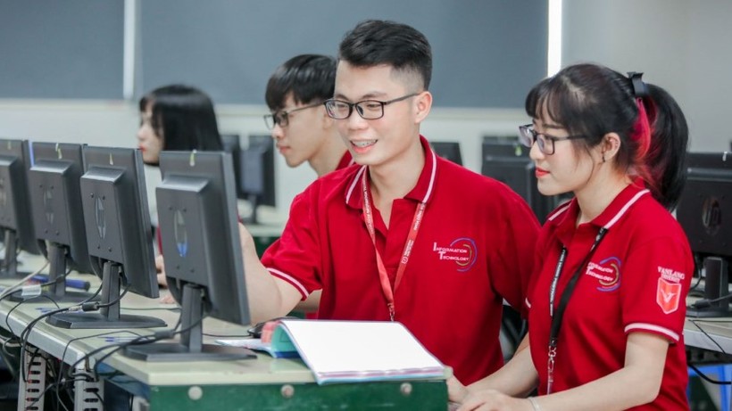 Sinh viên ngành Công nghệ Thông tin Trường Đại học Văn Lang tại phòng máy trong giờ học thực hành. Ảnh: Website nhà trường
