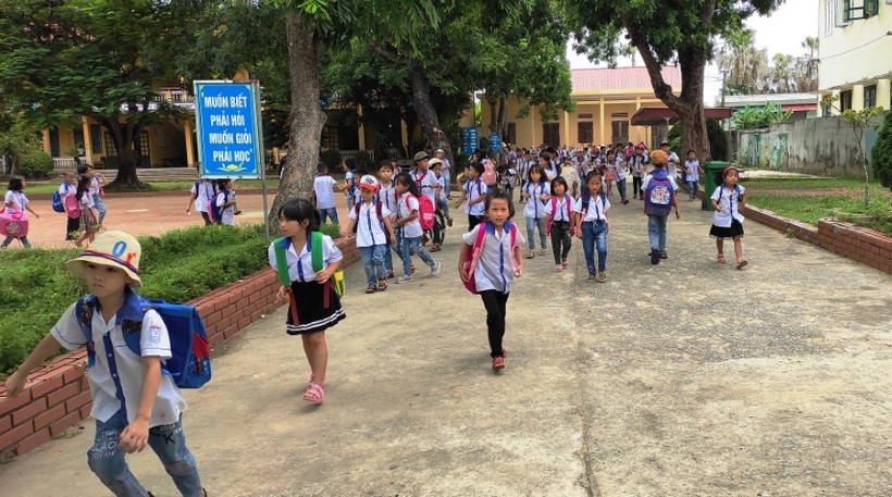 Học sinh Trường Tiểu học Xuân Lâm, thị xã Nghi Sơn (Thanh Hóa) trong giờ tan trường.
