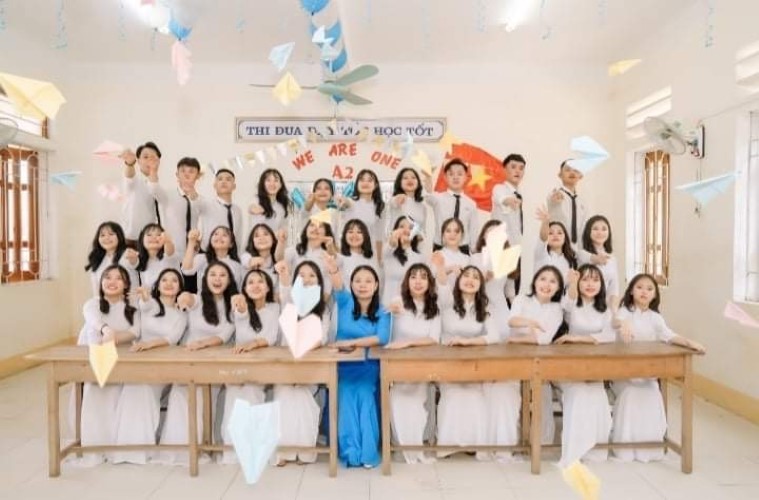 Nguyễn Thị Phương Thảo chụp ảnh kỷ niệm với lớp tại Trường THPT Cù Huy Cận.
