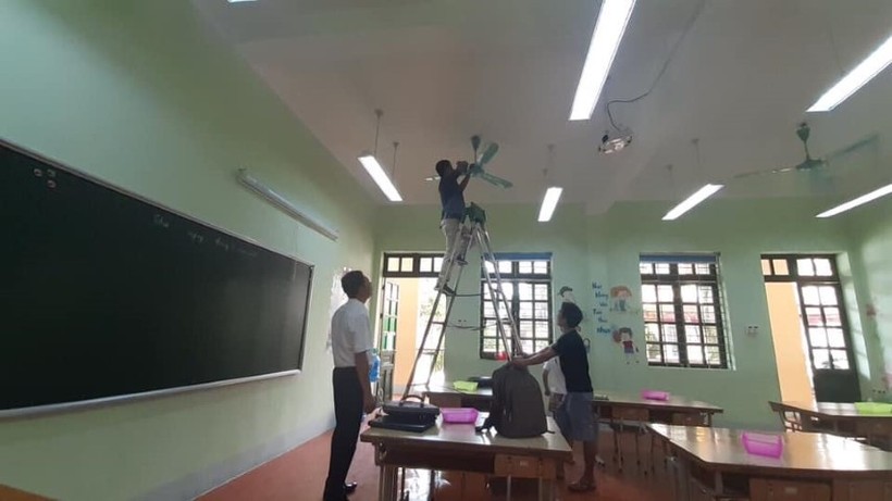 Rà soát, bảo dưỡng lại quạt trần tại Trường Tiểu học Bắc Lệnh, thành phố Lào Cai (Lào Cai). Ảnh: IT