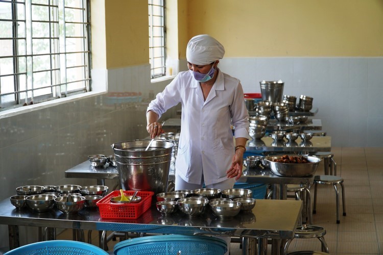 Nhân viên nấu ăn chuẩn bị bữa ăn trưa cho HS Trường TH Võ Trường Toản, quận Ninh Kiều (TP Cần Thơ).
