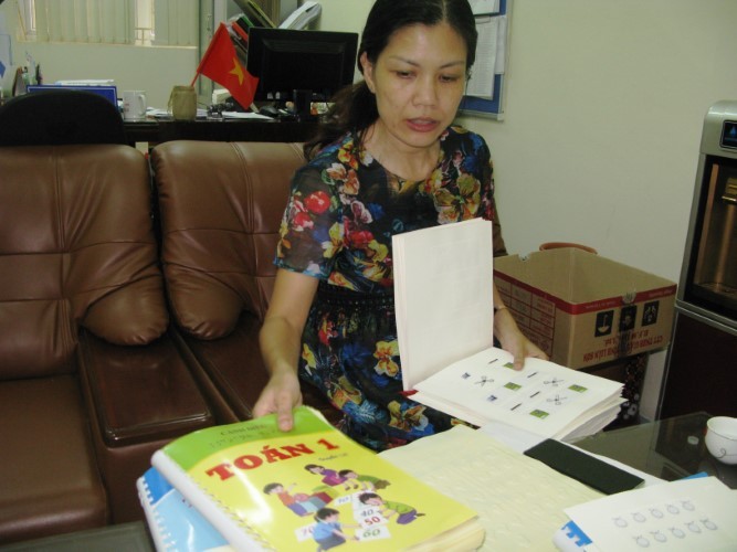 Cô Trần Thị Phương Lan – Phó Hiệu trưởng Trường PTCS Nguyễn Đình Chiểu đang hoàn chỉnh sách để đi in.
